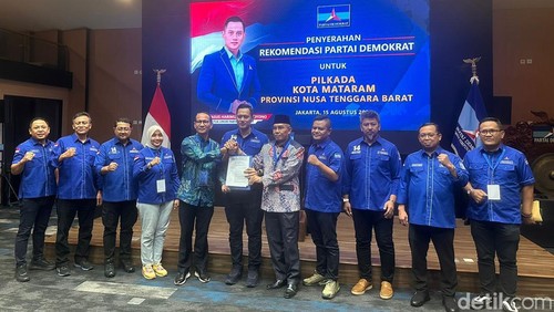 Ketua Umum Demokrat AHY saat menyerahkan rekomendasi kepada Mohan Roliskana dan Mujiburrahman, Kamis (15/8/2024). (Dok. Partai Demokrat)