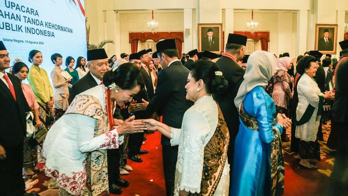 Ketua Umum Kongres Wanita Indonesia Sri Woerjaningsih alias Giwo Rubianto Wiyogo mendapat tanda kehormatan Bintang Mahaputra Nararya dari Presiden Joko Widodo (dok.istimewa)