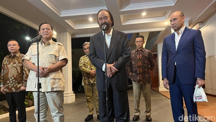 Ketum Gerindra Prabowo Subianto dan Ketum NasDem Surya Paloh dalam jumpa pers setelah pertemuan di kediaman Prabowo, Jl Kertanegara Nomor 4, Jaksel (Rumondang N/detikcom)