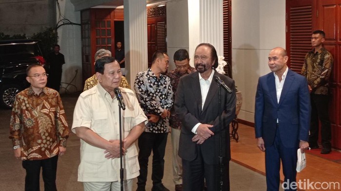 Ketum Gerindra Prabowo Subianto dan Ketum NasDem Surya Paloh dalam jumpa pers setelah pertemuan di kediaman Prabowo, Jl Kertanegara Nomor 4, Jaksel (Rumondang N/detikcom)