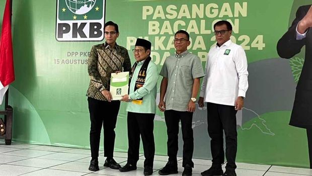 Ketum PKB Muhaimin Iskandar menyerahkan B.1-KWK ke Rico-Zaki di Jakarta (Dok. Istimewa)