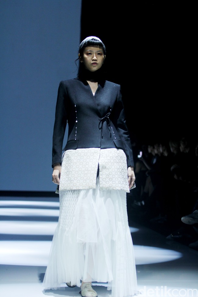 Inilah koleksi Wilsen Willim dalam fashion show Kain Negeri di JF3 Fashion Festival 2024, La Piazza Fashion Tent Summarecon, Kelapa gading, Jakarta. Dalam koleksinya, Wilsen Willim berkolaborasi dengan kolektor dan pemerhati wastra, Chandra Satria, untuk mengangkat karya Maestro Tenun Sutera, Simon Lenan Setijoko. Terinspirasi dari keahlian Lenan dalam mengolah kain tenun sutera liar dengan aksen sulam, batik, dan lukisan, Wilsen merancang delapan tampilan karya seni yang dapat dikenakan (wearable art). Foto: Mohammad Abduh/detikcom.