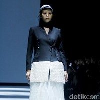 Inilah koleksi Wilsen Willim dalam fashion show Kain Negeri di JF3 Fashion Festival 2024, La Piazza Fashion Tent Summarecon, Kelapa gading, Jakarta. Dalam koleksinya, Wilsen Willim berkolaborasi dengan kolektor dan pemerhati wastra, Chandra Satria, untuk mengangkat karya Maestro Tenun Sutera, Simon Lenan Setijoko. Terinspirasi dari keahlian Lenan dalam mengolah kain tenun sutera liar dengan aksen sulam, batik, dan lukisan, Wilsen merancang delapan tampilan karya seni yang dapat dikenakan (wearable art). Foto: Mohammad Abduh/detikcom.