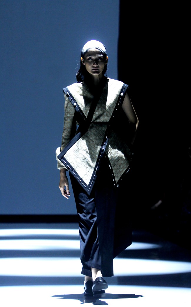 Inilah koleksi Wilsen Willim dalam fashion show Kain Negeri di JF3 Fashion Festival 2024, La Piazza Fashion Tent Summarecon, Kelapa gading, Jakarta. Dalam koleksinya, Wilsen Willim berkolaborasi dengan kolektor dan pemerhati wastra, Chandra Satria, untuk mengangkat karya Maestro Tenun Sutera, Simon Lenan Setijoko. Terinspirasi dari keahlian Lenan dalam mengolah kain tenun sutera liar dengan aksen sulam, batik, dan lukisan, Wilsen merancang delapan tampilan karya seni yang dapat dikenakan (wearable art). Foto: Mohammad Abduh/detikcom.