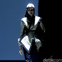 Inilah koleksi Wilsen Willim dalam fashion show Kain Negeri di JF3 Fashion Festival 2024, La Piazza Fashion Tent Summarecon, Kelapa gading, Jakarta. Dalam koleksinya, Wilsen Willim berkolaborasi dengan kolektor dan pemerhati wastra, Chandra Satria, untuk mengangkat karya Maestro Tenun Sutera, Simon Lenan Setijoko. Terinspirasi dari keahlian Lenan dalam mengolah kain tenun sutera liar dengan aksen sulam, batik, dan lukisan, Wilsen merancang delapan tampilan karya seni yang dapat dikenakan (wearable art). Foto: Mohammad Abduh/detikcom.