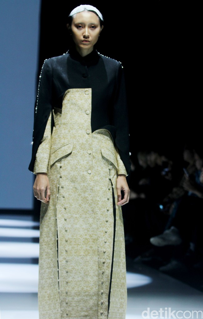 Inilah koleksi Wilsen Willim dalam fashion show Kain Negeri di JF3 Fashion Festival 2024, La Piazza Fashion Tent Summarecon, Kelapa gading, Jakarta. Dalam koleksinya, Wilsen Willim berkolaborasi dengan kolektor dan pemerhati wastra, Chandra Satria, untuk mengangkat karya Maestro Tenun Sutera, Simon Lenan Setijoko. Terinspirasi dari keahlian Lenan dalam mengolah kain tenun sutera liar dengan aksen sulam, batik, dan lukisan, Wilsen merancang delapan tampilan karya seni yang dapat dikenakan (wearable art). Foto: Mohammad Abduh/detikcom.