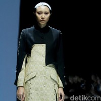 Inilah koleksi Wilsen Willim dalam fashion show Kain Negeri di JF3 Fashion Festival 2024, La Piazza Fashion Tent Summarecon, Kelapa gading, Jakarta. Dalam koleksinya, Wilsen Willim berkolaborasi dengan kolektor dan pemerhati wastra, Chandra Satria, untuk mengangkat karya Maestro Tenun Sutera, Simon Lenan Setijoko. Terinspirasi dari keahlian Lenan dalam mengolah kain tenun sutera liar dengan aksen sulam, batik, dan lukisan, Wilsen merancang delapan tampilan karya seni yang dapat dikenakan (wearable art). Foto: Mohammad Abduh/detikcom.