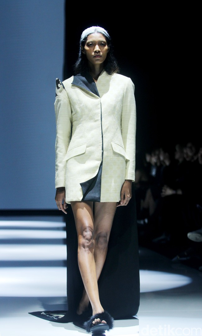 Inilah koleksi Wilsen Willim dalam fashion show Kain Negeri di JF3 Fashion Festival 2024, La Piazza Fashion Tent Summarecon, Kelapa gading, Jakarta. Dalam koleksinya, Wilsen Willim berkolaborasi dengan kolektor dan pemerhati wastra, Chandra Satria, untuk mengangkat karya Maestro Tenun Sutera, Simon Lenan Setijoko. Terinspirasi dari keahlian Lenan dalam mengolah kain tenun sutera liar dengan aksen sulam, batik, dan lukisan, Wilsen merancang delapan tampilan karya seni yang dapat dikenakan (wearable art). Foto: Mohammad Abduh/detikcom.