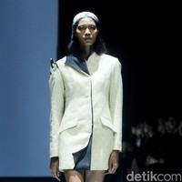 Inilah koleksi Wilsen Willim dalam fashion show Kain Negeri di JF3 Fashion Festival 2024, La Piazza Fashion Tent Summarecon, Kelapa gading, Jakarta. Dalam koleksinya, Wilsen Willim berkolaborasi dengan kolektor dan pemerhati wastra, Chandra Satria, untuk mengangkat karya Maestro Tenun Sutera, Simon Lenan Setijoko. Terinspirasi dari keahlian Lenan dalam mengolah kain tenun sutera liar dengan aksen sulam, batik, dan lukisan, Wilsen merancang delapan tampilan karya seni yang dapat dikenakan (wearable art). Foto: Mohammad Abduh/detikcom.