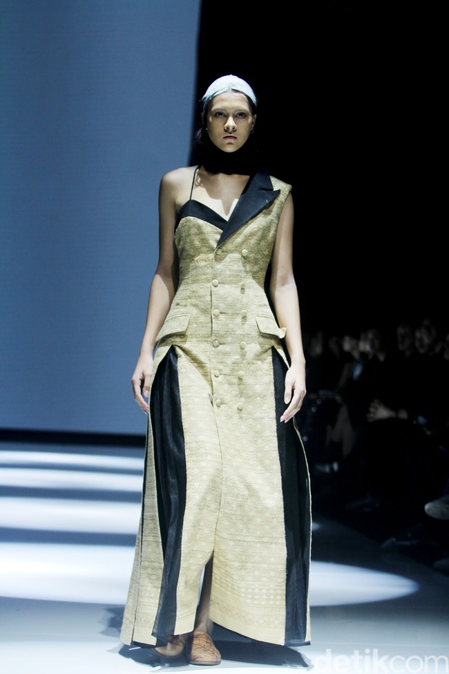 Inilah koleksi Wilsen Willim dalam fashion show Kain Negeri di JF3 Fashion Festival 2024, La Piazza Fashion Tent Summarecon, Kelapa gading, Jakarta. Dalam koleksinya, Wilsen Willim berkolaborasi dengan kolektor dan pemerhati wastra, Chandra Satria, untuk mengangkat karya Maestro Tenun Sutera, Simon Lenan Setijoko. Terinspirasi dari keahlian Lenan dalam mengolah kain tenun sutera liar dengan aksen sulam, batik, dan lukisan, Wilsen merancang delapan tampilan karya seni yang dapat dikenakan (wearable art). Foto: Mohammad Abduh/detikcom.