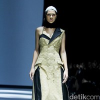 Inilah koleksi Wilsen Willim dalam fashion show Kain Negeri di JF3 Fashion Festival 2024, La Piazza Fashion Tent Summarecon, Kelapa gading, Jakarta. Dalam koleksinya, Wilsen Willim berkolaborasi dengan kolektor dan pemerhati wastra, Chandra Satria, untuk mengangkat karya Maestro Tenun Sutera, Simon Lenan Setijoko. Terinspirasi dari keahlian Lenan dalam mengolah kain tenun sutera liar dengan aksen sulam, batik, dan lukisan, Wilsen merancang delapan tampilan karya seni yang dapat dikenakan (wearable art). Foto: Mohammad Abduh/detikcom.