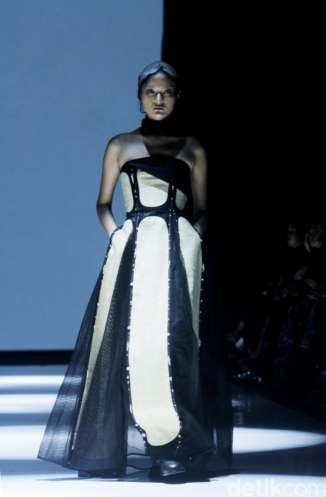 Inilah koleksi Wilsen Willim dalam fashion show Kain Negeri di JF3 Fashion Festival 2024, La Piazza Fashion Tent Summarecon, Kelapa gading, Jakarta. Dalam koleksinya, Wilsen Willim berkolaborasi dengan kolektor dan pemerhati wastra, Chandra Satria, untuk mengangkat karya Maestro Tenun Sutera, Simon Lenan Setijoko. Terinspirasi dari keahlian Lenan dalam mengolah kain tenun sutera liar dengan aksen sulam, batik, dan lukisan, Wilsen merancang delapan tampilan karya seni yang dapat dikenakan (wearable art). Foto: Mohammad Abduh/detikcom.