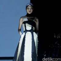 Inilah koleksi Wilsen Willim dalam fashion show Kain Negeri di JF3 Fashion Festival 2024, La Piazza Fashion Tent Summarecon, Kelapa gading, Jakarta. Dalam koleksinya, Wilsen Willim berkolaborasi dengan kolektor dan pemerhati wastra, Chandra Satria, untuk mengangkat karya Maestro Tenun Sutera, Simon Lenan Setijoko. Terinspirasi dari keahlian Lenan dalam mengolah kain tenun sutera liar dengan aksen sulam, batik, dan lukisan, Wilsen merancang delapan tampilan karya seni yang dapat dikenakan (wearable art). Foto: Mohammad Abduh/detikcom.