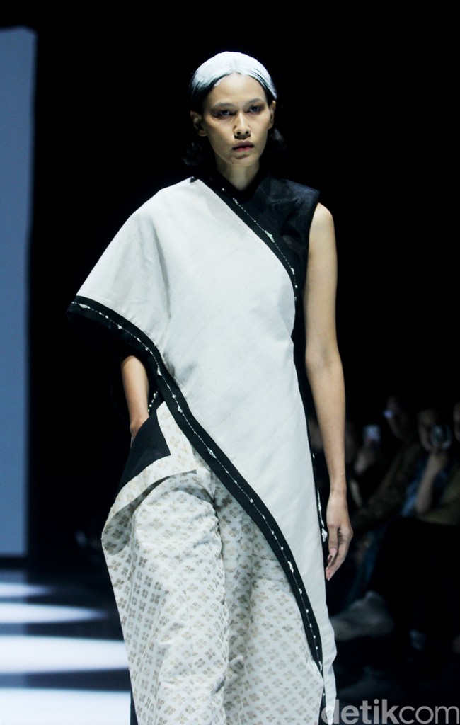Inilah koleksi Wilsen Willim dalam fashion show Kain Negeri di JF3 Fashion Festival 2024, La Piazza Fashion Tent Summarecon, Kelapa gading, Jakarta. Dalam koleksinya, Wilsen Willim berkolaborasi dengan kolektor dan pemerhati wastra, Chandra Satria, untuk mengangkat karya Maestro Tenun Sutera, Simon Lenan Setijoko. Terinspirasi dari keahlian Lenan dalam mengolah kain tenun sutera liar dengan aksen sulam, batik, dan lukisan, Wilsen merancang delapan tampilan karya seni yang dapat dikenakan (wearable art). Foto: Mohammad Abduh/detikcom.