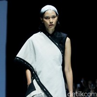 Inilah koleksi Wilsen Willim dalam fashion show Kain Negeri di JF3 Fashion Festival 2024, La Piazza Fashion Tent Summarecon, Kelapa gading, Jakarta. Dalam koleksinya, Wilsen Willim berkolaborasi dengan kolektor dan pemerhati wastra, Chandra Satria, untuk mengangkat karya Maestro Tenun Sutera, Simon Lenan Setijoko. Terinspirasi dari keahlian Lenan dalam mengolah kain tenun sutera liar dengan aksen sulam, batik, dan lukisan, Wilsen merancang delapan tampilan karya seni yang dapat dikenakan (wearable art). Foto: Mohammad Abduh/detikcom.