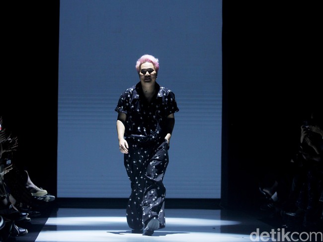 Inilah koleksi Wilsen Willim dalam fashion show Kain Negeri di JF3 Fashion Festival 2024, La Piazza Fashion Tent Summarecon, Kelapa gading, Jakarta. Dalam koleksinya, Wilsen Willim berkolaborasi dengan kolektor dan pemerhati wastra, Chandra Satria, untuk mengangkat karya Maestro Tenun Sutera, Simon Lenan Setijoko. Terinspirasi dari keahlian Lenan dalam mengolah kain tenun sutera liar dengan aksen sulam, batik, dan lukisan, Wilsen merancang delapan tampilan karya seni yang dapat dikenakan (wearable art), Jakarta. Foto: Mohammad Abduh/detikcom.