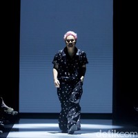 Inilah koleksi Wilsen Willim dalam fashion show Kain Negeri di JF3 Fashion Festival 2024, La Piazza Fashion Tent Summarecon, Kelapa gading, Jakarta. Dalam koleksinya, Wilsen Willim berkolaborasi dengan kolektor dan pemerhati wastra, Chandra Satria, untuk mengangkat karya Maestro Tenun Sutera, Simon Lenan Setijoko. Terinspirasi dari keahlian Lenan dalam mengolah kain tenun sutera liar dengan aksen sulam, batik, dan lukisan, Wilsen merancang delapan tampilan karya seni yang dapat dikenakan (wearable art), Jakarta. Foto: Mohammad Abduh/detikcom.