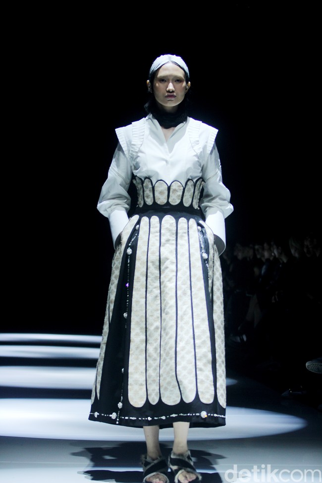 Inilah koleksi Wilsen Willim dalam fashion show Kain Negeri di JF3 Fashion Festival 2024, La Piazza Fashion Tent Summarecon, Kelapa gading, Jakarta. Dalam koleksinya, Wilsen Willim berkolaborasi dengan kolektor dan pemerhati wastra, Chandra Satria, untuk mengangkat karya Maestro Tenun Sutera, Simon Lenan Setijoko. Terinspirasi dari keahlian Lenan dalam mengolah kain tenun sutera liar dengan aksen sulam, batik, dan lukisan, Wilsen merancang delapan tampilan karya seni yang dapat dikenakan (wearable art). Foto: Mohammad Abduh/detikcom.