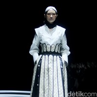 Inilah koleksi Wilsen Willim dalam fashion show Kain Negeri di JF3 Fashion Festival 2024, La Piazza Fashion Tent Summarecon, Kelapa gading, Jakarta. Dalam koleksinya, Wilsen Willim berkolaborasi dengan kolektor dan pemerhati wastra, Chandra Satria, untuk mengangkat karya Maestro Tenun Sutera, Simon Lenan Setijoko. Terinspirasi dari keahlian Lenan dalam mengolah kain tenun sutera liar dengan aksen sulam, batik, dan lukisan, Wilsen merancang delapan tampilan karya seni yang dapat dikenakan (wearable art). Foto: Mohammad Abduh/detikcom.
