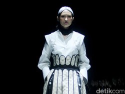 8 Koleksi Wearable Art Wilsen Willim, Hadirkan Karya Maestro Tenun Sutra