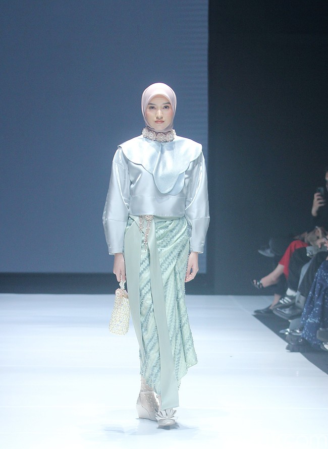 Fashion show Ria Miranda mengangkat tenun khas Garut di koleksi terbarunya dalam fashion show Kain Negeri di JF3 Fashion Festival 2024, La Piazza Fashion Tent Summarecon, Kelapa gading, Jakarta. Foto: Mohammad Abduh/detikcom.
