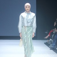 Fashion show Ria Miranda mengangkat tenun khas Garut di koleksi terbarunya dalam fashion show Kain Negeri di JF3 Fashion Festival 2024, La Piazza Fashion Tent Summarecon, Kelapa gading, Jakarta. Foto: Mohammad Abduh/detikcom.