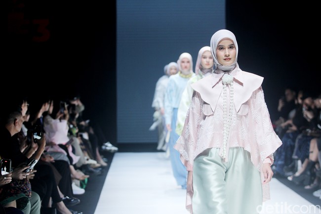 Fashion show Ria Miranda mengangkat tenun khas Garut di koleksi terbarunya dalam fashion show Kain Negeri di JF3 Fashion Festival 2024, La Piazza Fashion Tent Summarecon, Kelapa gading, Jakarta. Foto: Mohammad Abduh/detikcom.