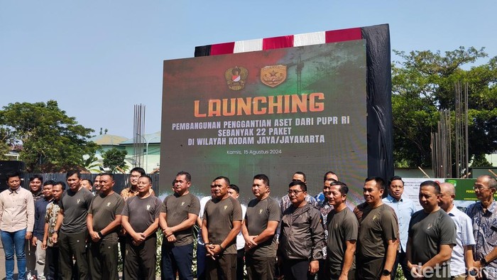 KSAD Jenderal Maruli Simanjuntak saat meresmikan pembangunan 22 paket fasilitas Kodam Jaya dari dana penggantian aset dari PUPR.