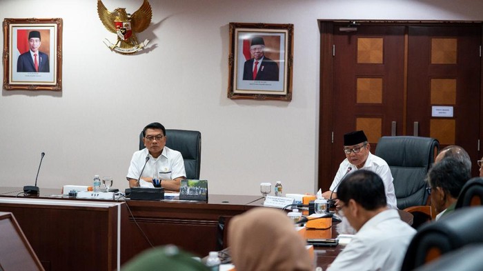 Caption: Kepala Staf Kepresidenan, Jenderal TNI (Purn) Moeldoko menggelar rapat koordinasi bersama Tim Ekonomi Presiden Terpilih Prabowo Subianto dan Wakil Presiden Terpilih Gibran Rakabuming Raka Periode 2024-2029, yang diketuai oleh Burhanuddin Abdullah dalam Rapat Koordinasi Terkait Transisi Menuju Ekonomi Hijau dan Kebijakan Nilai Ekonomi Karbon di gedung Bina Graha, Jakarta, Rabu (14/8).