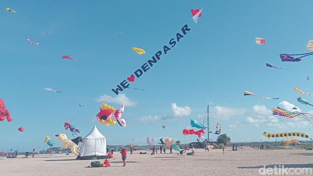 Layangan kreasi dari 19 negara dalam Denpasar International Kite Festival di Pantai Mertasari, Kamis (15/8/2024). (Aryo Mahendro/detikBali)