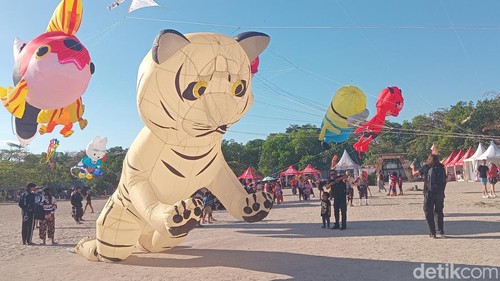 Layangan kreasi dari 19 negara dalam Denpasar International Kite Festival di Pantai Mertasari, Kamis (15/8/2024). (Aryo Mahendro/detikBali)