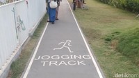 Bising kendaraan di jalanan seakan dihiraukan oleh para pengunjung. Di One Satrio ini selain terdapat taman di tengahnya, deretan cafe dan tempat makan juga tersedia bagi pengunjung yang perutnya mulai keroncongan.