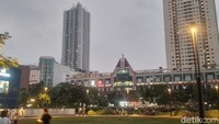 Sore hari jadi waktu yang pas untuk menikmati suasana di One Satrio ini. Matahari yang sudah mulai redup dan angin yang berhembus jadi suguhan kala bersantai di kawasan ini.  