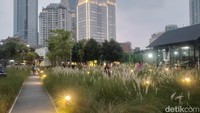 One Satrio terletak di kawasan CBD Mega Kuningan, Jakarta Selatan. Banyaknya pepohonan dan spot-spot duduk jadi pilihan pengunjung bercengkrama atau menyendiri tengah kota.