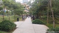 Salah satu karyawan di area perkantoran yang tak jauh dari One Satrio, Nadya mengatakan beberapa kali datang ke sini selepas jam kerjanya tuntas. Alasannya hanya sekadar duduk-duduk sembari bermain gawai hingga rasa ingin pulang pun tiba.  