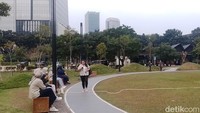 Bagi yang ingin berolahraga pun di One Satrio ini juga tersedia jogging track serta arena kebugaran. Saat detikTravel berada di kawasan ini, mayoritas memang para pekerja.   