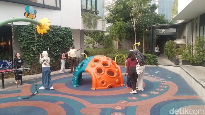 Lepaskan Penat dan Duduk Santai di Kawasan One Satrio Kuningan Meluangkan waktu sejenak sehabis beraktivitas bisa bikin penat ketika hilang, tempat yang pas untuk membuat melepas beban itu adalah di ruang terbuka. Salah satunya kawasan One Satrio kuningan ini.