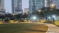 One Satrio yang berada di tengah bilangan Kuningan yang padat bisa jadi alternatif bersantai selepas bekerja. Tak sedikit karyawan yang suntuk dengan pekerjaannya sebelum pulang menyempatkan datang ke area ini.