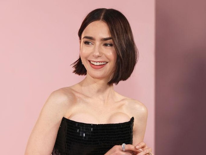 Penampilan Lily Collins saat menghadiri premiere Emily In Paris Season 4 di Paris.