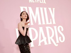 Foto: 7 Gaya Glamour Lily Collins di Premier Emily In Paris Season 4