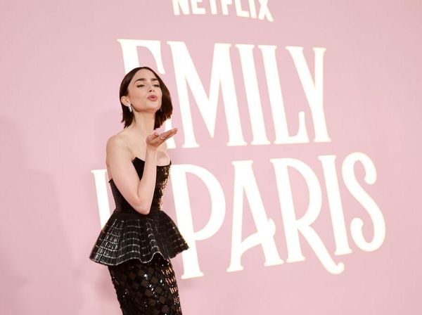 Foto: 7 Gaya Glamour Lily Collins di Premier Emily In Paris Season 4