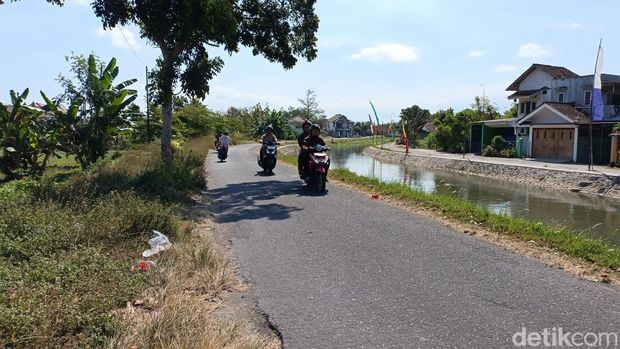 Lokasi begal payudara Nmax teror 2 perempuan di Selokan Mataram, Bamping, Sleman. Foto diambil Kamis (15/8/2024).