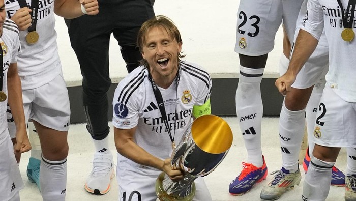 Real Madrids Luka Modric lifts the trophy after winning the UEFA Super Cup Final soccer match between Real Madrid and Atalanta at the Narodowy stadium in Warsaw, Poland, Wednesday, Aug. 14, 2024. Real Madrid won 2-0. (AP Photo/Darko Vojinovic)