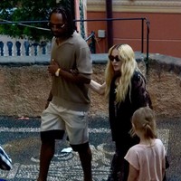 Foto hasil bidikan paparazi memperlihatkan Madonna dan Akeem berjalan kaki menyusuri gang-gang kecil kota resor tersebut. Tak sungkan memamerkan kemesraan, sesekali sejoli ini bergandengan tangan. (Foto: MEGA/GC Images via Getty Images)