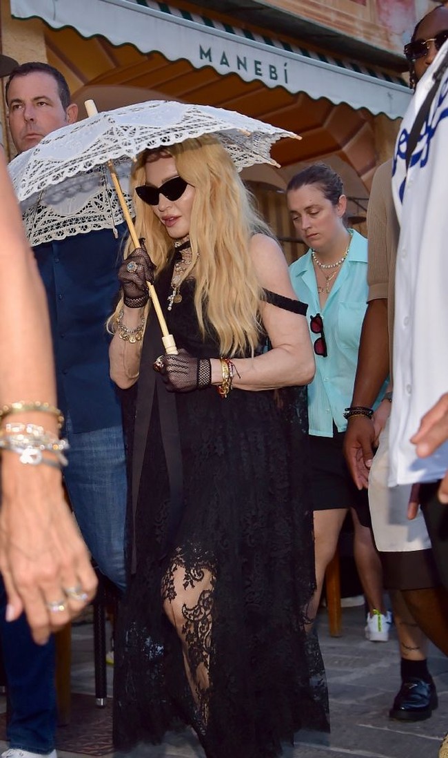 PageSix mengabarkan, mereka berada di sana untuk menyambut ulang tahun Madonna. Ibu empat anak itu genap berusia 66 tahun pada Jumat (16/8/2024). (Foto: MEGA/GC Images via Getty Images)