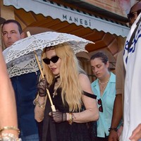 PageSix mengabarkan, mereka berada di sana untuk menyambut ulang tahun Madonna. Ibu empat anak itu genap berusia 66 tahun pada Jumat (16/8/2024). (Foto: MEGA/GC Images via Getty Images)