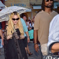 Di jajaran aksesori, Madonna turut melengkapi gayanya dengan kacamata hitam, sarung tangan fishnet, dan perhiasan tumpuk berupa kalung dan gelang, serta cincin berbatu besar. Tidak ketinggalan payung putih bergaya Victorian. (Foto: MEGA/GC Images via Getty Images)