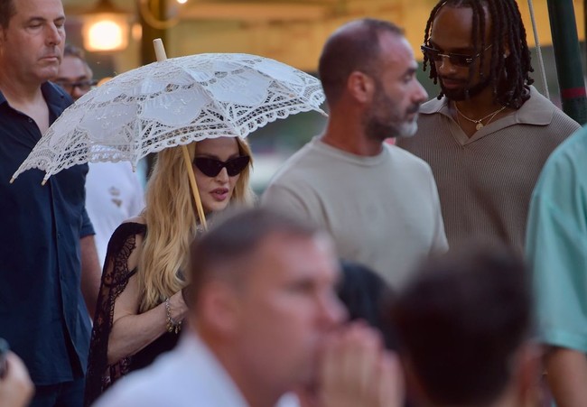 Madonna kedapatan sedang berada di Portofino, Italia, baru-baru ini. Penyanyi 65 tahun itu tak sendiri, karena ia ditemani seorang pria yang disebut-sebut kekasih barunya. Nama pria tersebut Akeem Morris. (Foto: MEGA/GC Images via Getty Images)