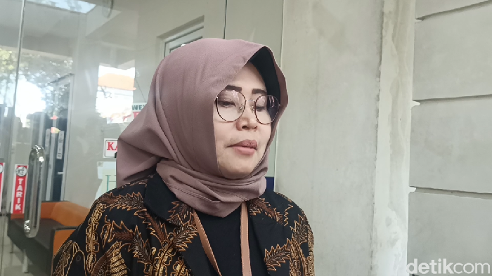 Manajer Humas Undip, Utami Setyowati saat memberikan keterangan pers kepada awak media di Kampus Undip, Tembalang, Semarang, Kamis (15/8/2024).