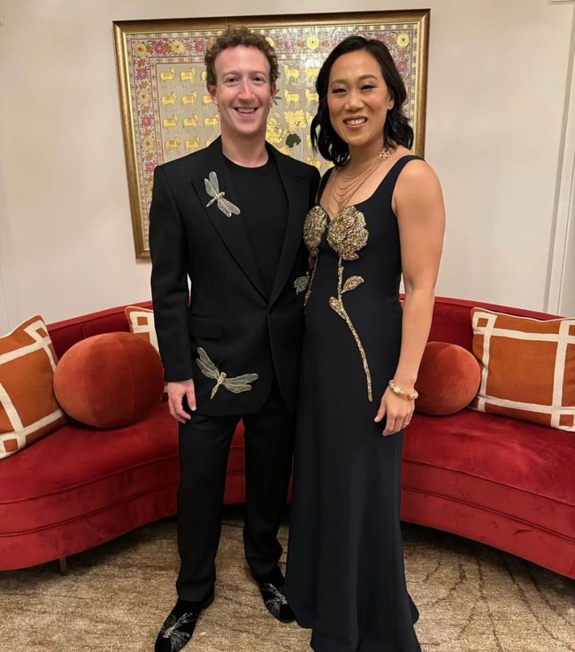Saat pesta pre wedding Anant Ambani, Mark Zuckerberg tampil dengan gaya formal. Kali ini dia bukan hanya memakai setelan jas polos. Zuckerberg memilih menggunakan jas dengan detail gambar capung yang merupakan keluaran rumah mode Alexander McQueen. Foto: Instagram@zuck